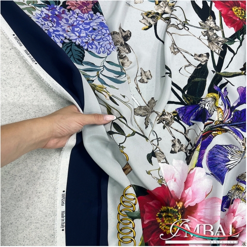 Шелк матовый дизайн Hermes платок 140х140 см цветочный на белом фоне с синей каймой