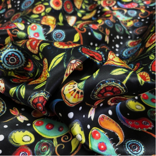Подклад атласный Gucci абстрактные цветы и огурцы на черном фоне