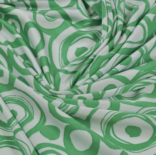 Скользкий синтетический трикотаж белого цвета с зелеными узорами