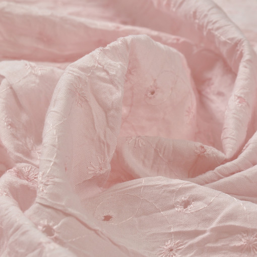 Вышивка крешированная бледно-розового цвета