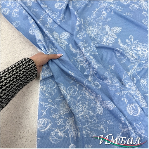 Вискоза плательная струящаяся принт абстрактные белые букеты на нежно-голубом фоне