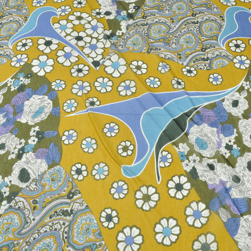 Муслин горчичного цвета со сложным рисунком из огурцов и роз сиренево-голубых тонов