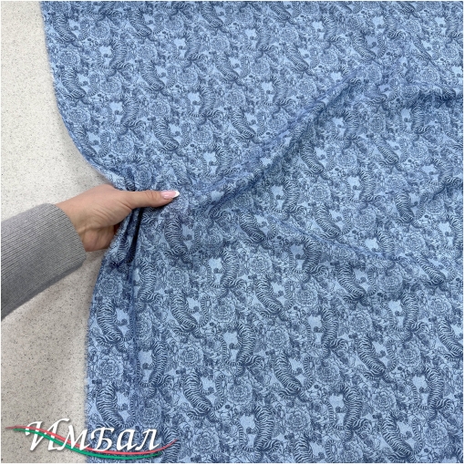 Хлопок стрейч плательно-рубашечный принт Giamba цветы и тигры на джинсово-синем фоне