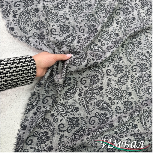Вискоза плательная струящаяся принт серые пейсли на дымчатом фоне под джинс