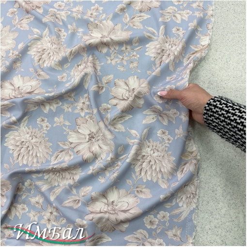 Вискоза плательная струящаяся принт ванильно-песочные пионы на голубом фоне