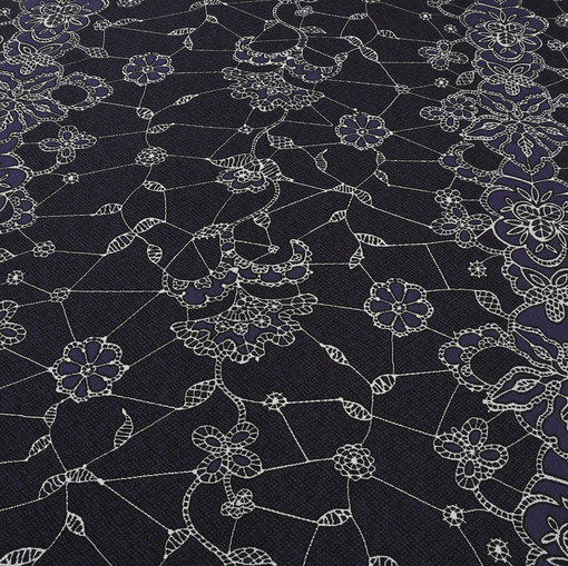 Темно-лиловое джерси-стрейч с белым цветочным орнаментом