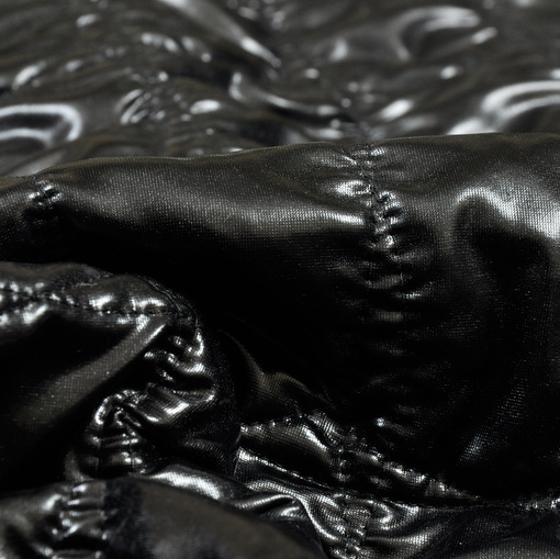 Курточная лакированная стеганная ткань черного цвета