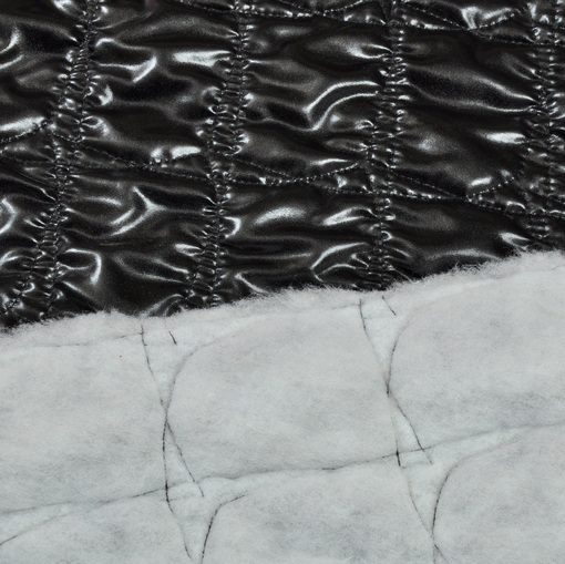 Курточная лакированная стеганная ткань черного цвета