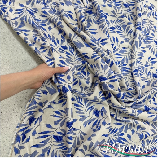 Лен плательный струящийся принт сине-голубые листья на ванильном фоне