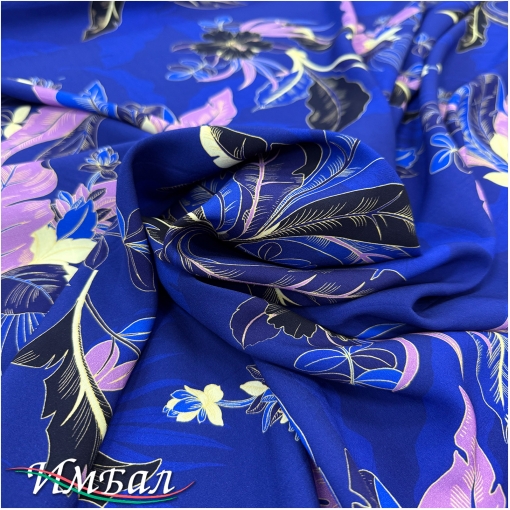 Вискоза штапель плательная стрейч дизайн Max Mara листья на ярко-синем фоне