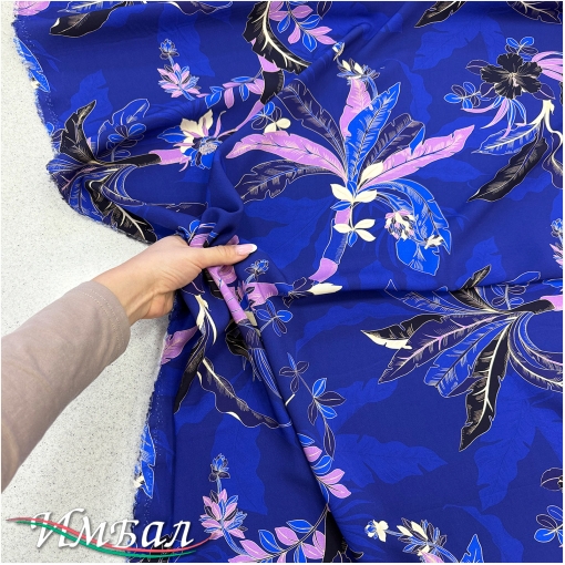 Вискоза штапель плательная стрейч дизайн Max Mara листья на ярко-синем фоне