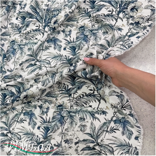 Вискоза плательная струящаяся принт оливково-голубые листья на молочном фоне