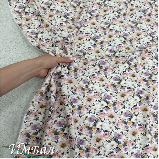 Вискоза плательная струящаяся дизайн нежные розы и ромашки в лиловых тонах