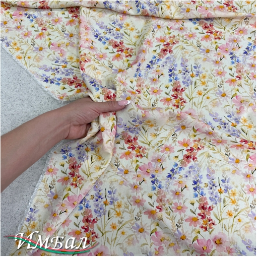 Вискоза плательная струящаяся дизайн желто-розово-голубые цветочки на светлом фоне