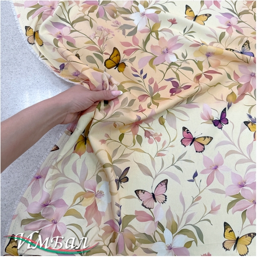 Вискоза плательная струящаяся дизайн цветы и бабочки на песочном фоне