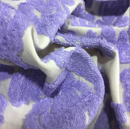 Жаккард мягкий вискозный стрейч молочного цвета на трикотажной основе с вышитыми сиреневыми цветами