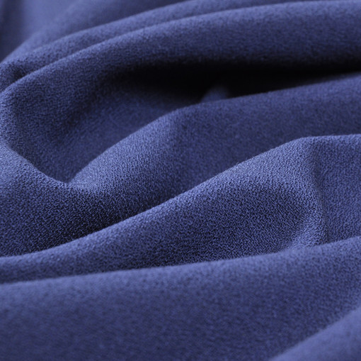 Синтетический пальтовый креп сине-фиолетового цвета