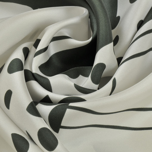 Шелковый атласный платок с цветами на белом и болотном фоне