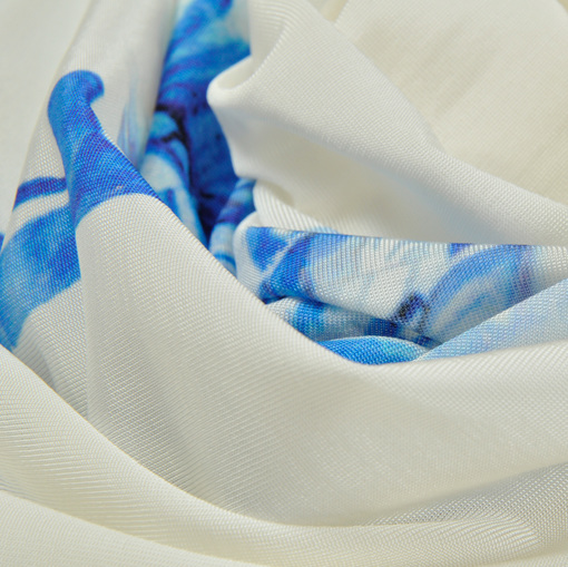 Вискозный трикотаж с крупным голубым цветком скользкий
