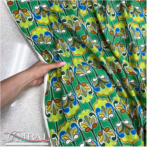 Ткань плательная хлопок с вискозой стилизованные цветы на зеленом фоне