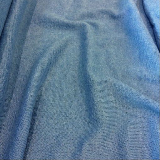 Трикотаж шерстяной мелкой вязки голубого цвета