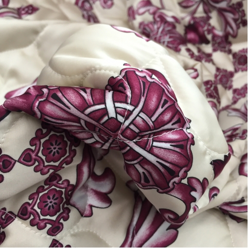 Ткань курточная стеганная двухсторонняя принт Versace цветы и вензеля на бежевом фоне