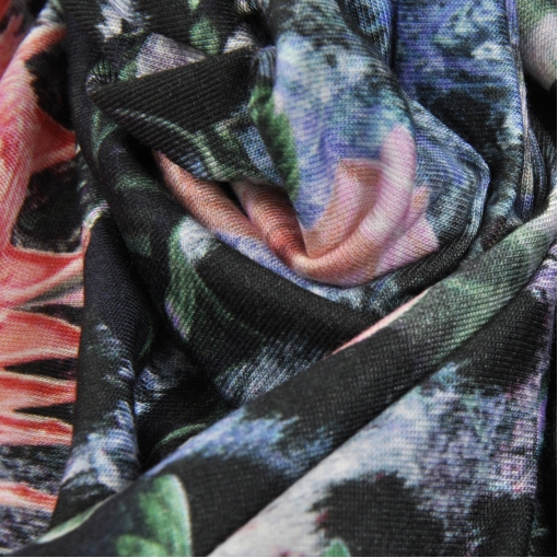 Вискозный трикотаж черного цвета с принтом из сказочных цветов