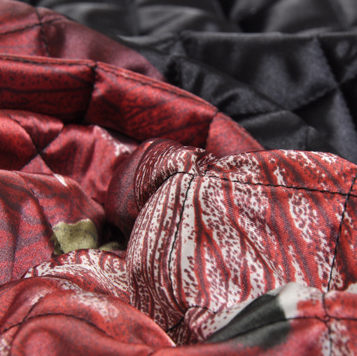 Ткань курточная мягкая стеганная черного цвета с красным цветком