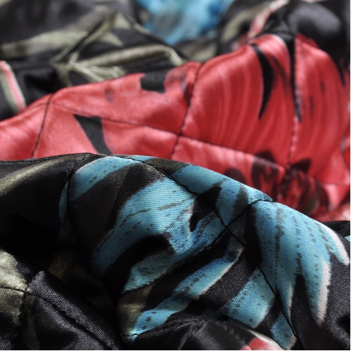Стеганная мягкая курточная ткань черного цвета с рисунком из букетов и ремешков