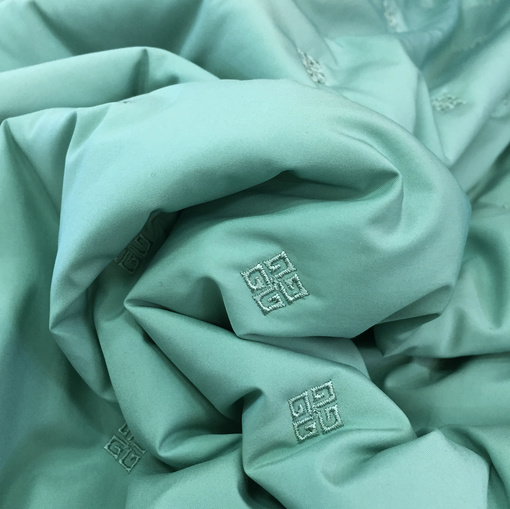 Курточная ткань стеганая принт GUCCI с логотипами серо-голубого цвета