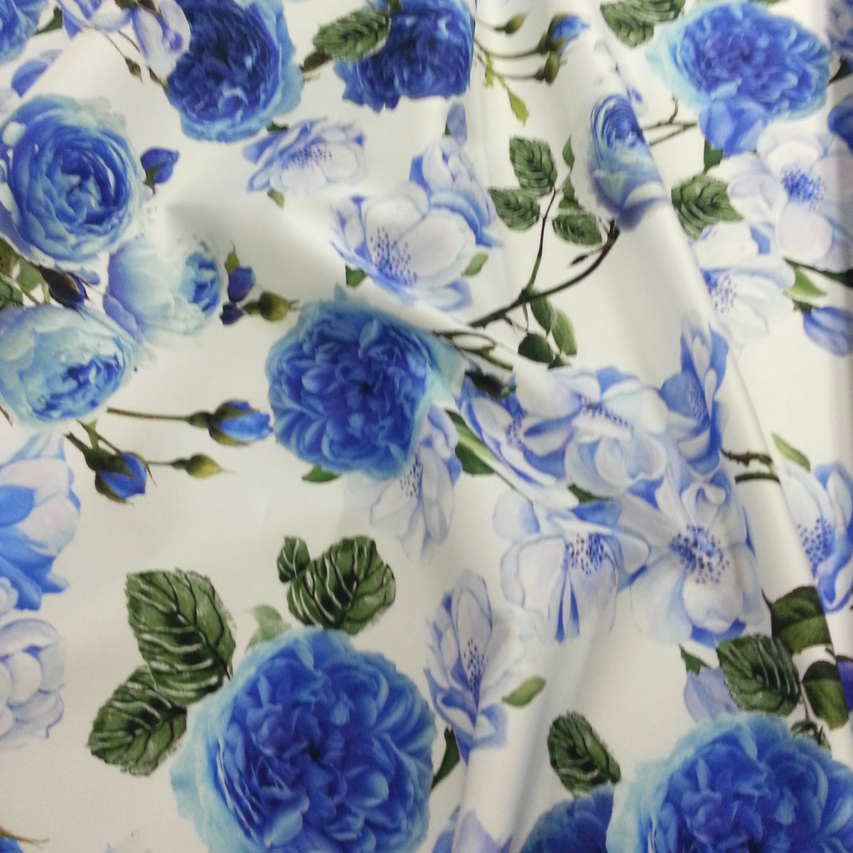 Хлопок синий купить. Принты цветы синие. Ткань голубая с принтом. Ткань с синими цветами. Ткань синие розы.