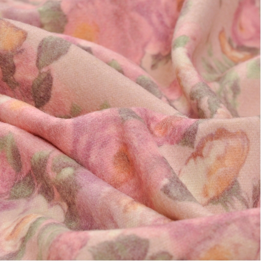 Костюмная ткань с набивным рисунком цветов на персиковом фоне