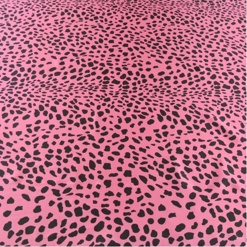 Шелк атлас розовый с черными пятнами леопард