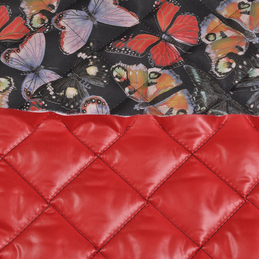 Стеганная курточная ткань с рисунком в виде бабочек на черном фоне и красной подкладкой