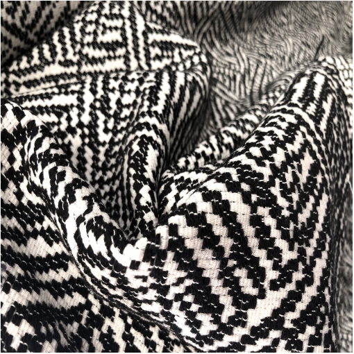 Ткань костюмная плетеный узор в молочно-черных тонах