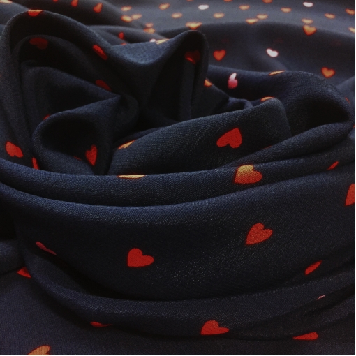 Вискоза креповая плательная принт Moschino сердечки на темно-синем фоне