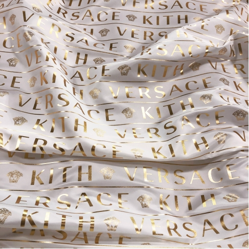 Ткань курточно-плащевая Versace молочного цвета с золотыми логотипами