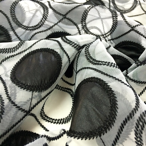Органза принт Prada с черными кругами и вышивкой
