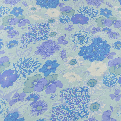 Шелк жаккард атлас  цветы сине-голубого и сиреневого цвета на молочном фоне
