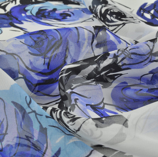Шелковый шифон с абстрактными синими розами на белои фоне