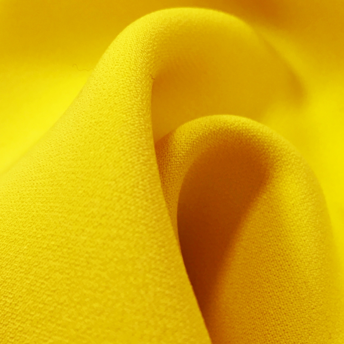 Алюминий имеет желтый цвет. Желтая ткань. Лимонный цвет ткани. Ярко желтый цвет. Яркий желтый цвет.
