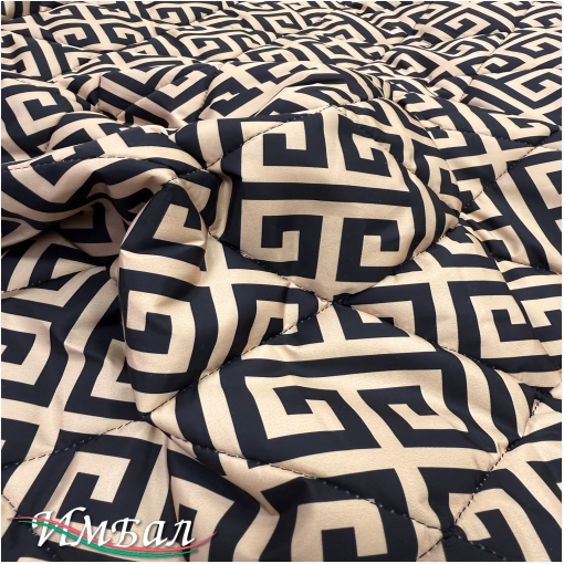 Ткань курточная стеганная дизайн GUCCI с черными логотипами на бежевом фоне