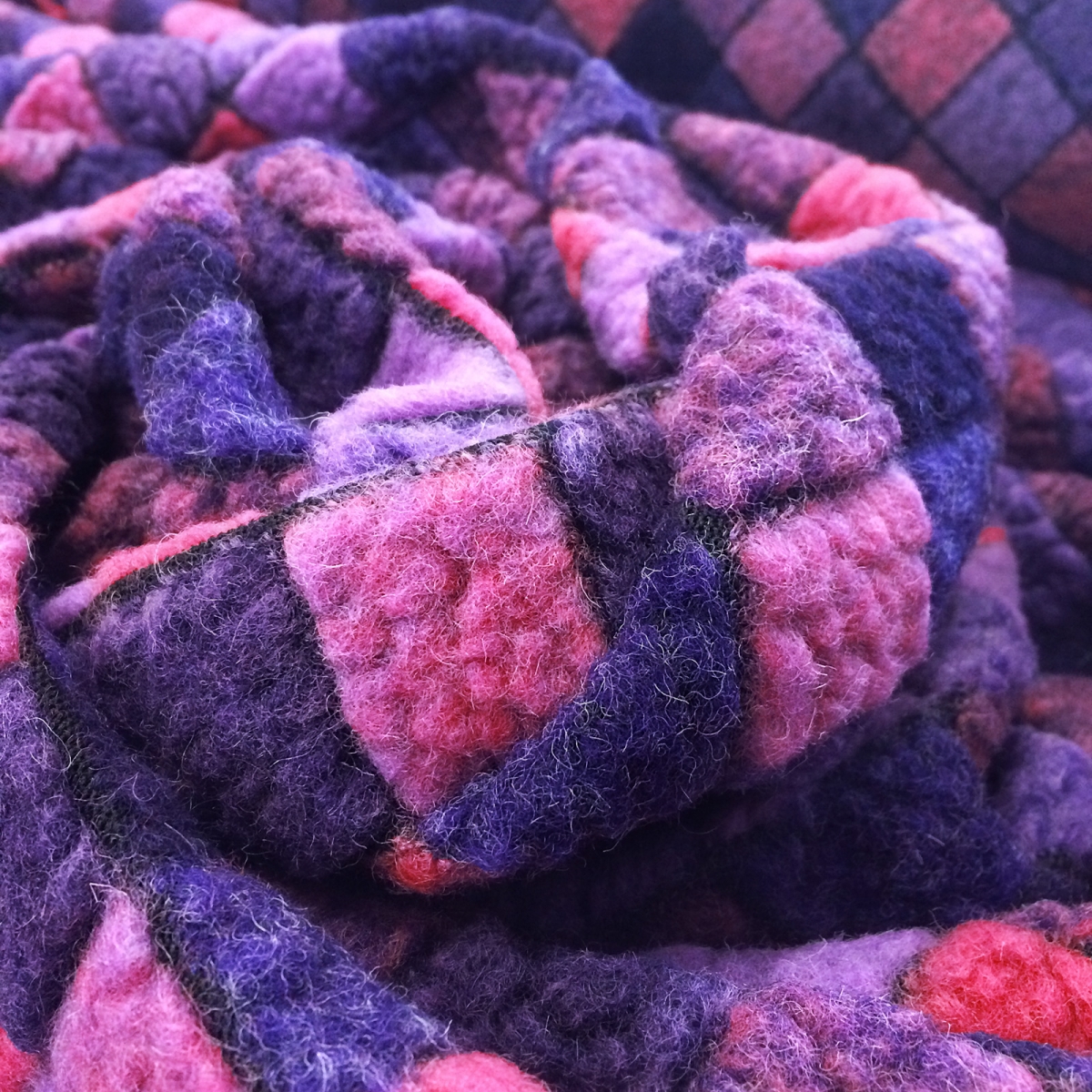 Пестрые покрывала. Плед фиолетовый. Фиолетовое одеяло. Пледы пестрые. Плед «клетка».