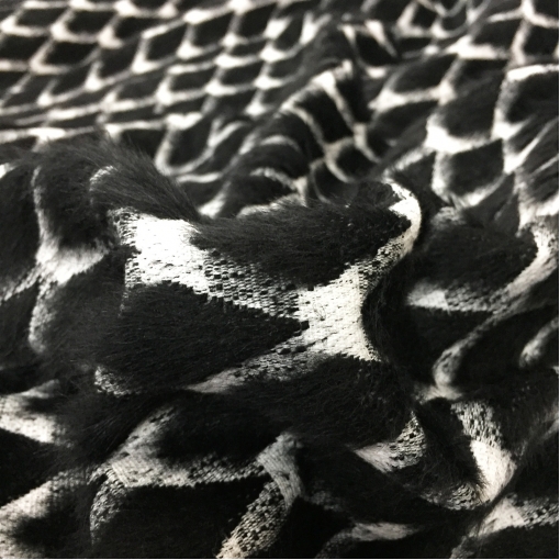 Ткань пальтовая дизайна Chanel с меховыми ромбами
