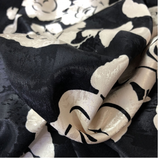 Жаккард вискозный дизайн Alberta Ferretti белые розы на черном фоне