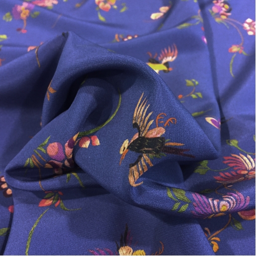 Шелк креповый принт Blumarine цветы и птички на синем фоне