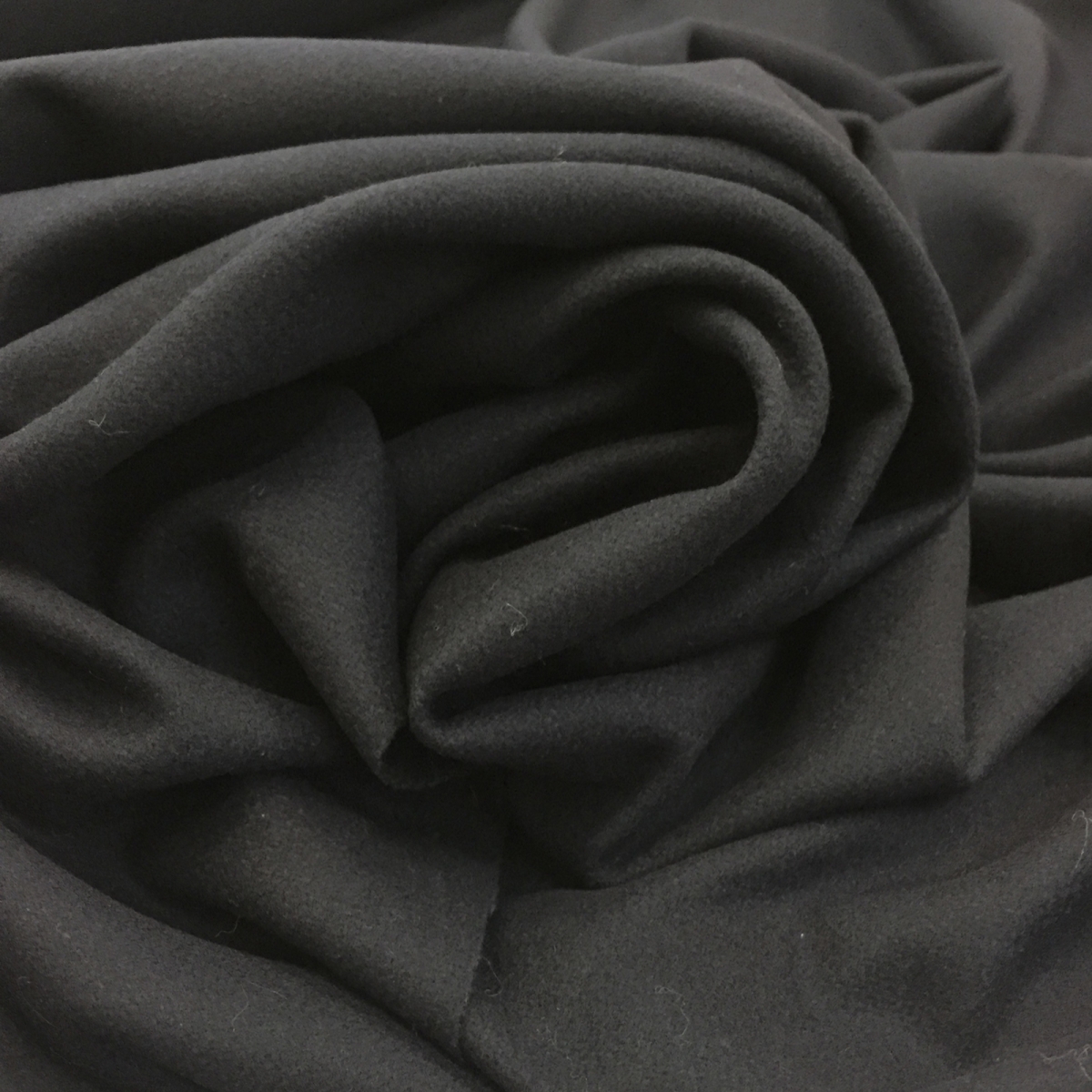Материал c 6. Черная шерстяная ткань. Пальтовая ткань стрейч. Черная пальтовая ткань. Синяя шерсть ткань.
