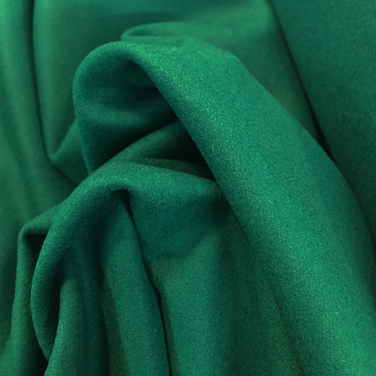 Ткань зеленая с цветами. Канвас изумрудный. Канвас-велюр изумруд. Атлас матовый. Изумруд. Пальтовая ткань изумруд.