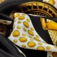 Шелк атласный ремешки Versace на черном фоне