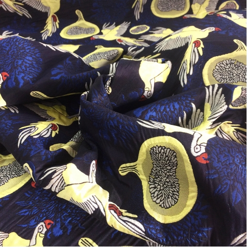 Жаккард нарядный вытканные птицы на синем фоне